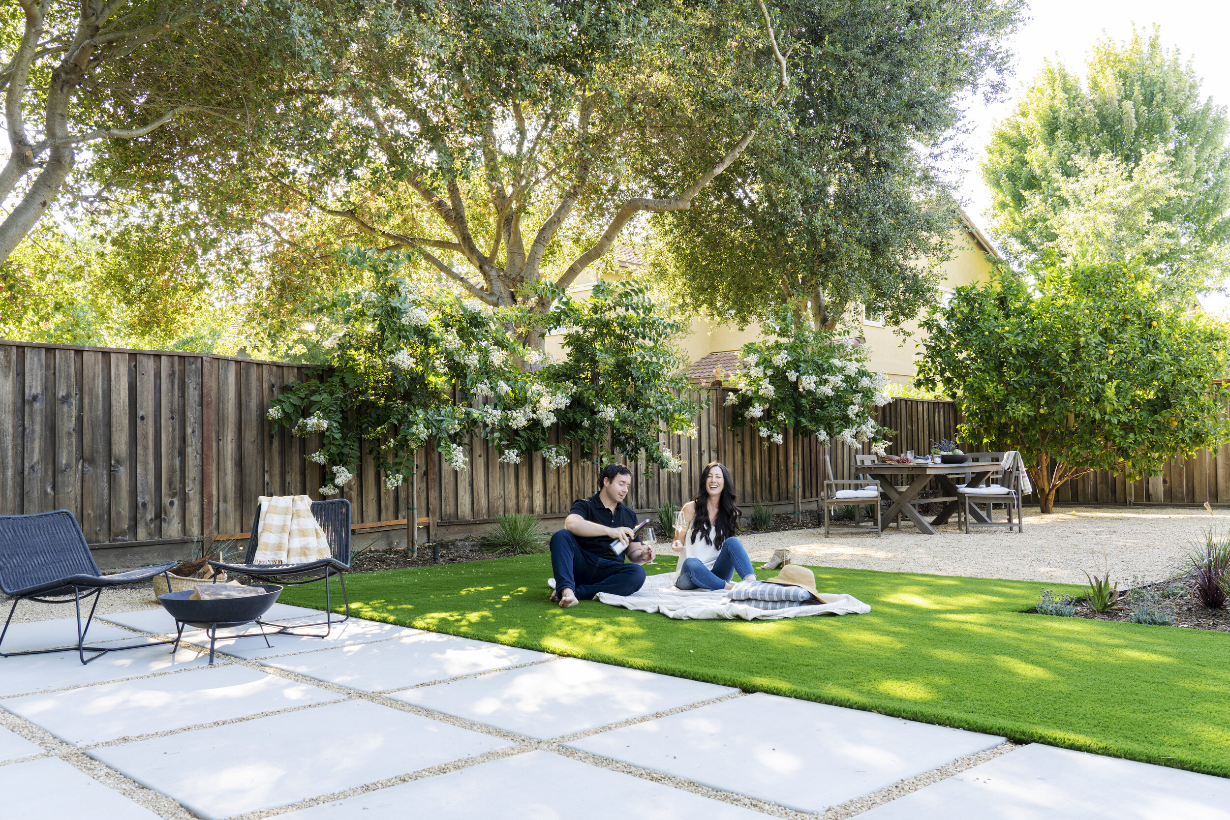 This Yardzen yard makes use of several grass alternatives, like turf, gravel, meadow grasses, and mulch, creating a wonderfully climate-adapted and ecosystem-supporting yard.