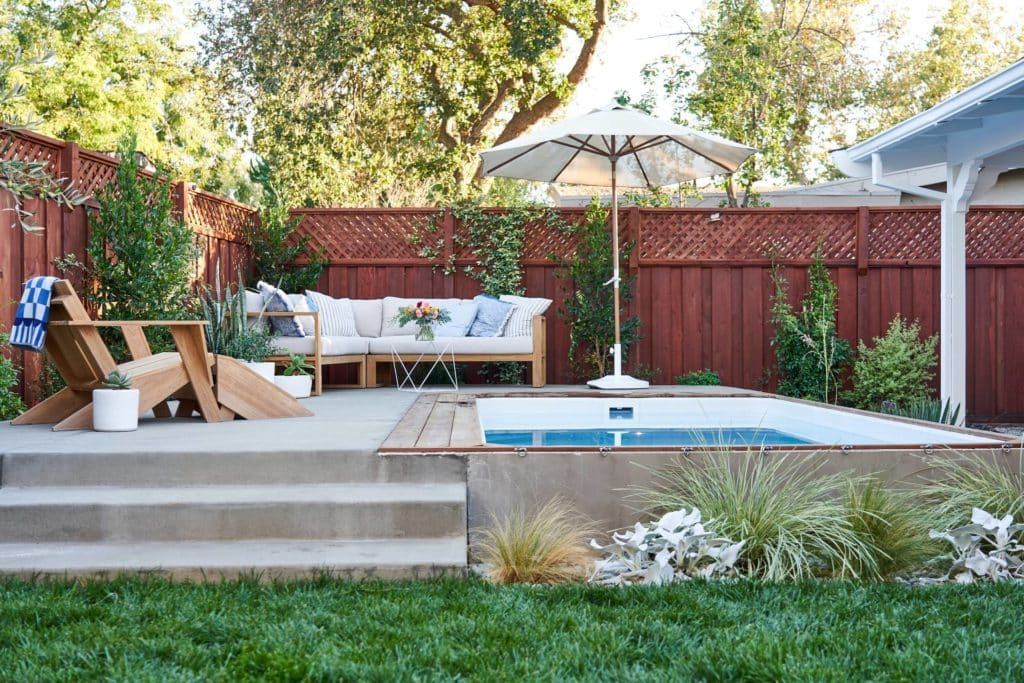 Backyard with plunge pool and outdoor furniture